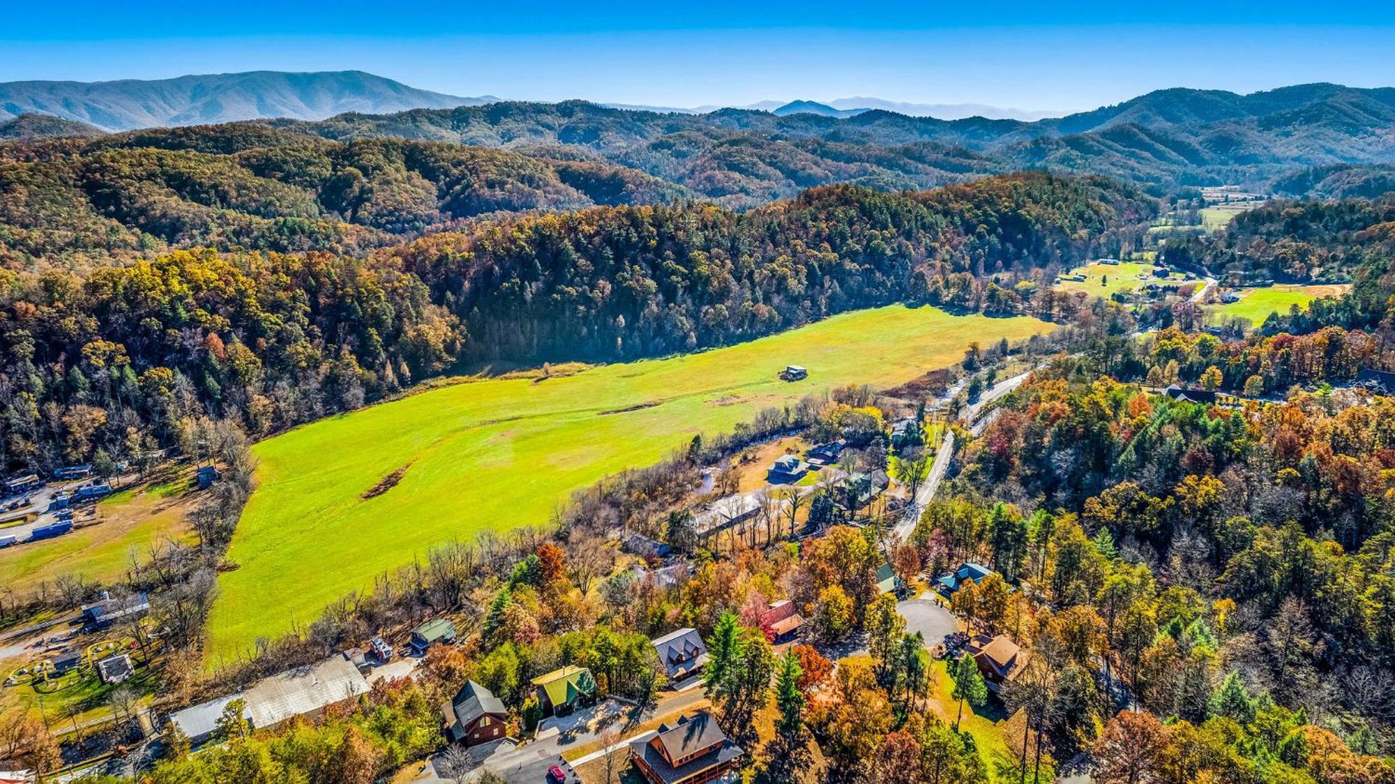 Bearfoot Pines - True Log Cabin - Wi-Fi, Hot Tub, Fishing, Deck With Views! - Mins To Pf Sevierville Exterior foto